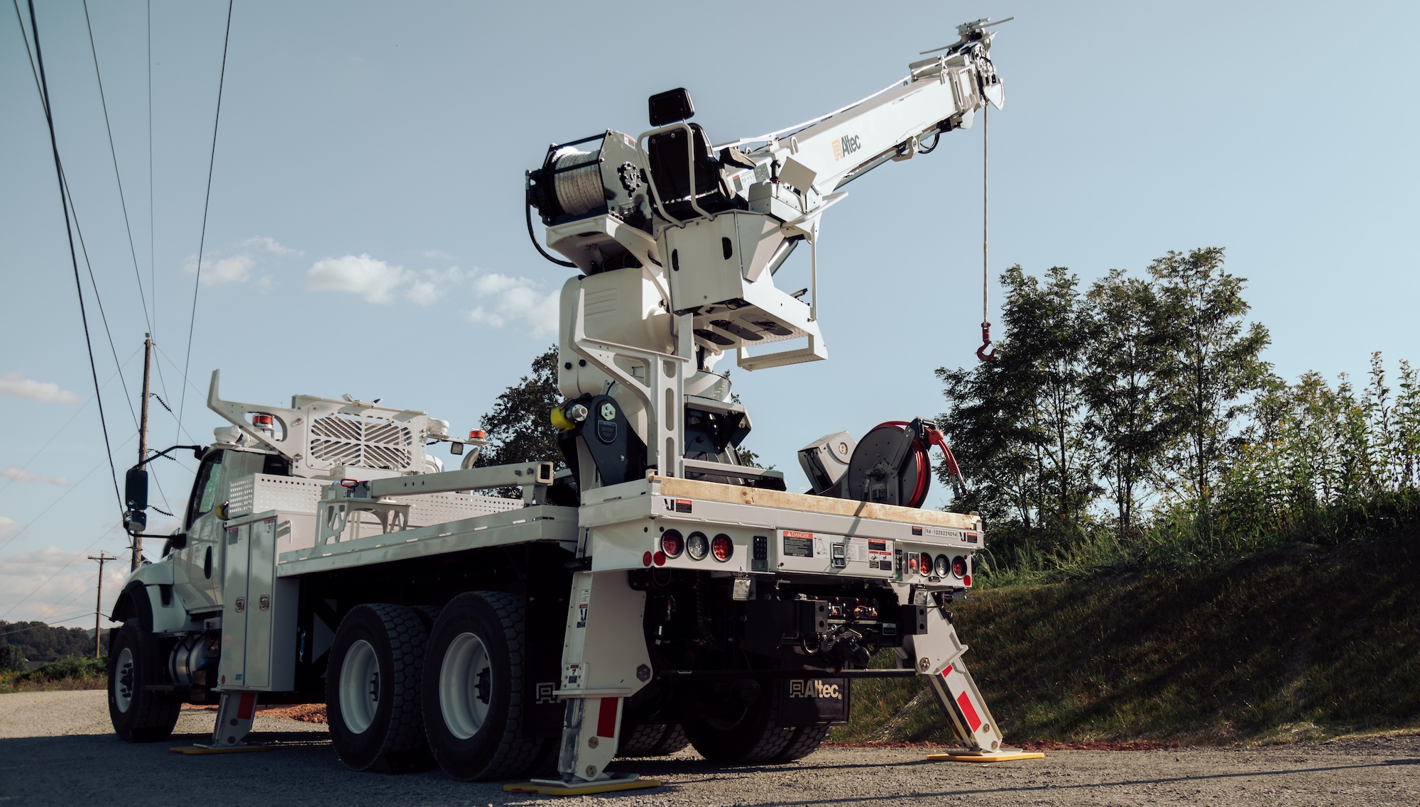 Side rear view of the Altec DX60E large distribution digger derrick