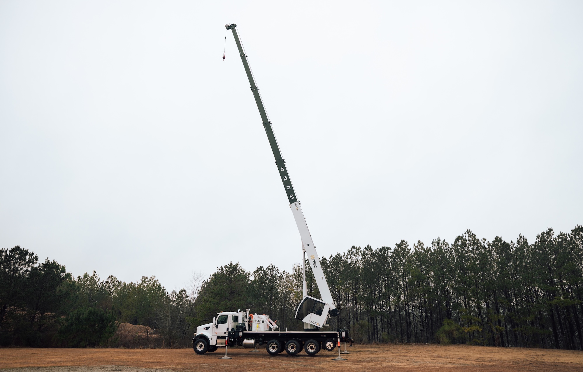 Side view of Altec AC40E-152S telescopic boom truck crane